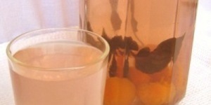 Компот из абрикосов с базиликом