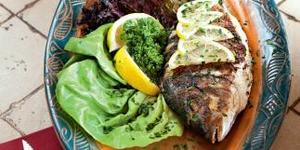 Дорада с чесноком и зеленью на гриле