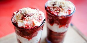 Слоеный десерт с малиной