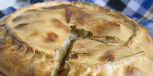 Пирог с белой рыбой и картофелем