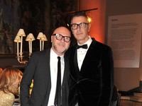 Бойкот «гомофобам»: звезды сжигают одежду Dolce&Gabbana