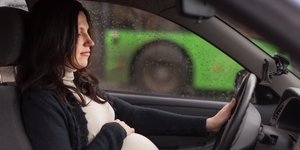 Стоит ли будущей маме садиться за руль?