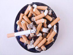 Ученые: курящие родители обрекают детей на нищету