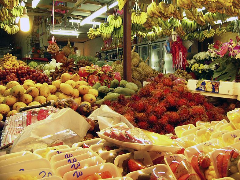 Тайский рынок с едой без людей.