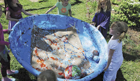 Чем рисовать детям: летом, на улице, в жару? Не только мелки