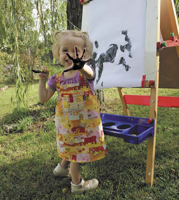 Как научить ребенка рисовать аккуратно: рабочий халат из футболки