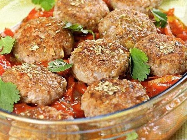Котлеты с гречкой под овощным соусом - «Блюда из мяса»