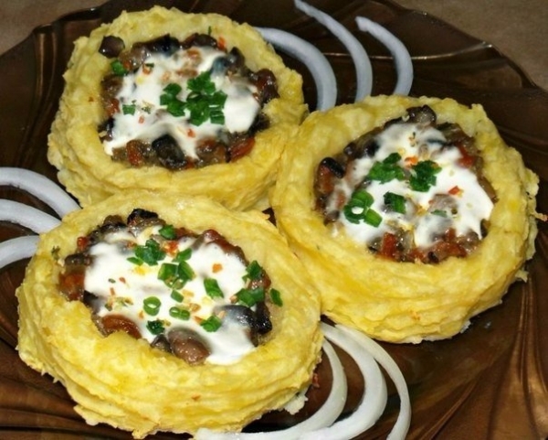 Картофельные гнезда с грибами, в чесночно-сметанном соусе - «Второе блюдо»