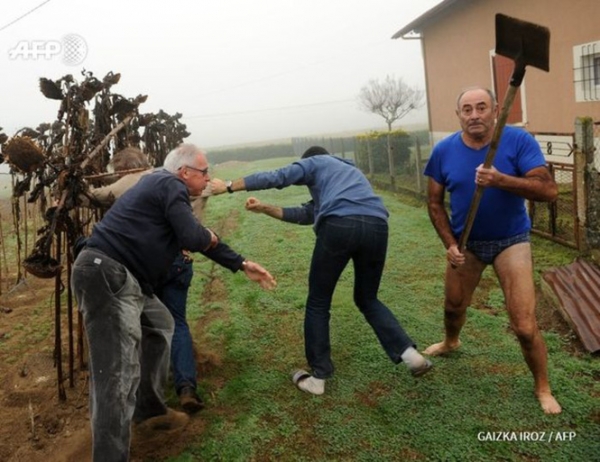 Герой интернета: Мужик с лопатой в трусах