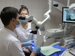Стоматологи РФ стали использовать микроскоп при лечении зубов