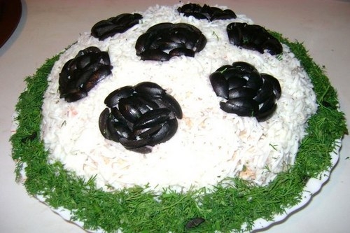 Праздничный салат «Футбольный мяч» с тунцом - «Закуски»