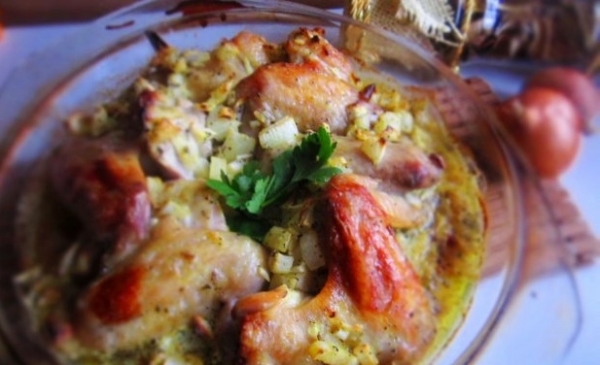 Куриные крылья запеченные в сливочном соусе и луком - «Второе блюдо»