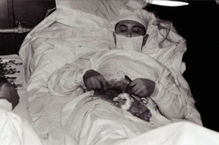 5 невероятных историй о людях, которым пришлось делать операцию самим себе