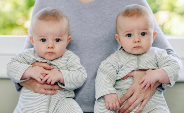 Ученые выяснили, почему в последнее время рождается так много близнецов - «Беременность»