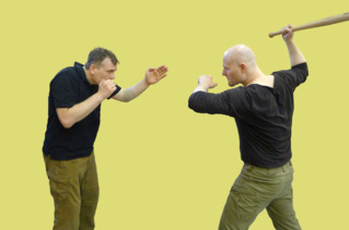 Как отразить удар битой по голове, кулаком в лицо, ногой в пах и ножом в бок?