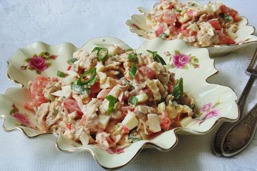 Салат «Коралл» с курицей и крабовым мясом - «Закуски»