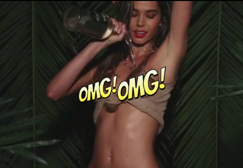 Полуголая модель показывает, как надо правильно пить водку!