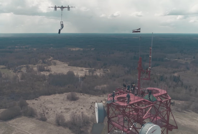 Однажды это должно было случиться. Человек прыгнул на парашюте с дрона!