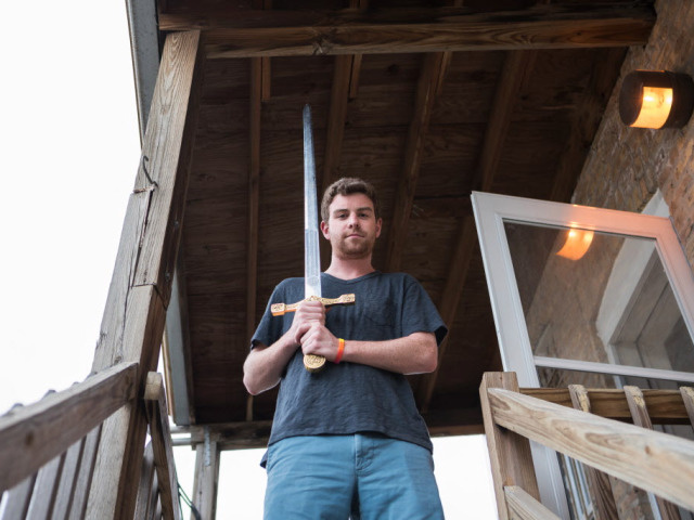 Фанат «Игры престолов» прогнал грабителя муляжом меча