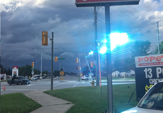 Протаранил столб и устроил незабываемый электрический фейерверк. Видео!