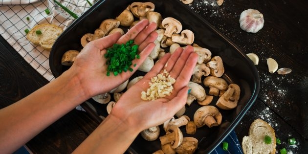 Рецепт ароматных запечённых шампиньонов с чесноком - «Закуски»