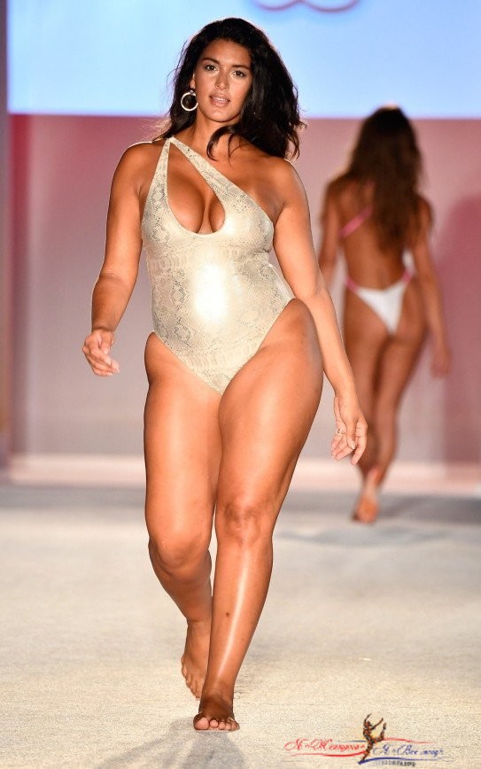 Показ с участием plus-size моделей обвинили в пропаганде ожирения - «Красота»