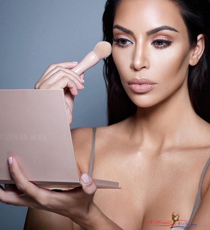 Фанаты пытаются разглядеть кожу Ким Кардашьян за тонной фотошопа - «Отдых»