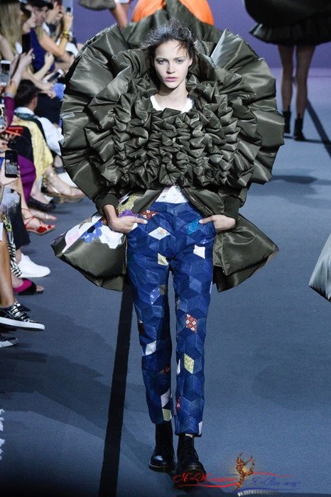 "В метро не пустят!": Редакция EVA.RU обсудила кутюрную коллекцию Viktor & Rolf, осень-зима 2017/18 - «Красота»