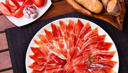 Деликатесы из Испании: мясо и колбасы