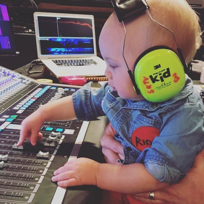 «Маленький байкер»: певица Пинк примерила своему годовалому сыну мотошлем - «Домашние Питомцы»