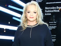 Долина пришла на Неделю моды в мини-платье и высоких сапогах - «Я как Звезда»