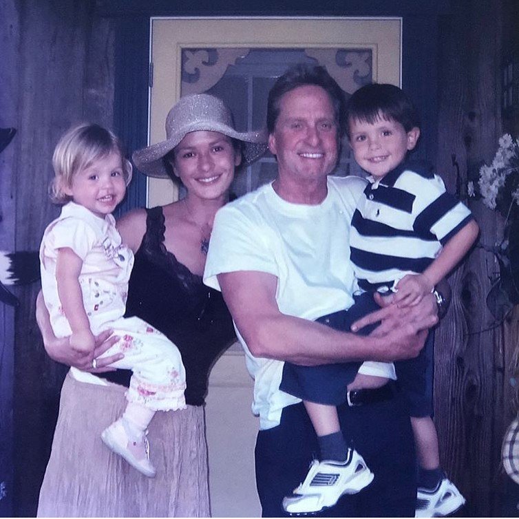 Кэтрин Зета-Джонс показала, как выглядела ее семья 10 лет назад и сейчас - «Домашние Питомцы»