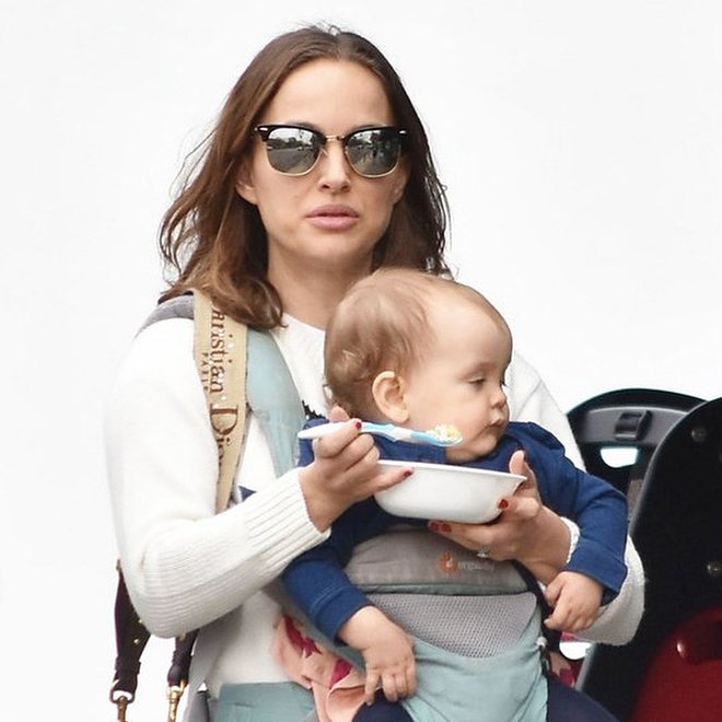 «Вся в делах»: Натали Портман кормит годовалую дочь на ходу - «Психология»