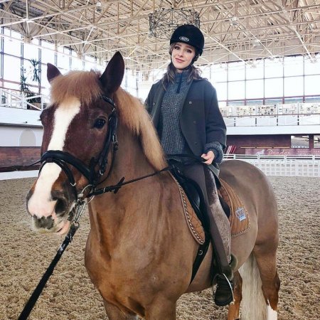 «Хорошо смотритесь в седле»: Лиза Арзамасова впервые села на лошадь - «Домашние Питомцы»