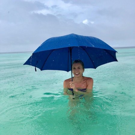С зонтиком в море: Светлана Бондарчук показала причудливые снимки из отпуска - «Я и Отдых»