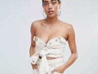 Девушкам предложили надеть куртку на голое тело необычным способом - «Про жизнь»