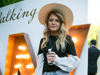 Больше не в тренде: Маша Ивакова в футболке на рубашку - «Я и Мода»