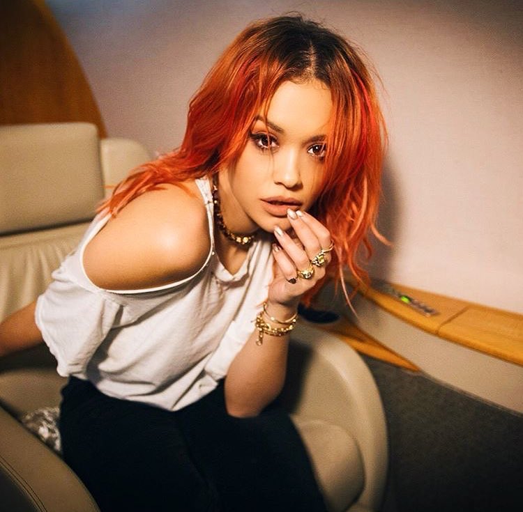 «Вид, как у школьницы из села»: Рита Ора не прокрасила корни - «Красота»