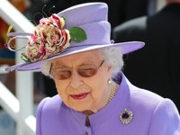 Королева Елизавета убрала со стола фото с Меган Маркл - «Про жизнь»