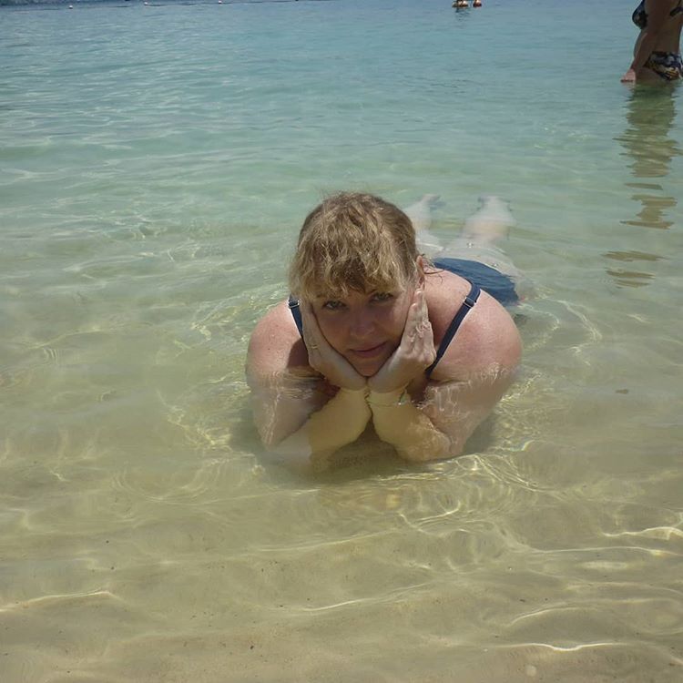 Учителя тоже люди: в сети организовали флешмоб в поддержку педагога, уволенного за фото в купальнике - «Я и Дети»