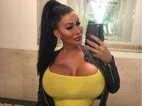 «Барби из Берлина» закачала в грудь экстремальный объем силикона - «Про жизнь»