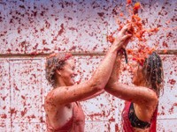 Самые странные фестивали мира: прыжки через младенцев и катание в гробах - «Про жизнь»