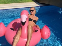 Полина Гагарина в бикини поплавала на «розовом фламинго» - «Я как Звезда»
