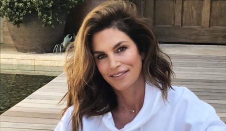 «Вот это сила!»: Синди Кроуфорд удивила приседаниями с тренером на руках - «Я и Здоровье»