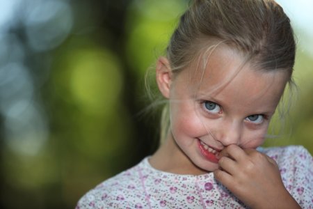 Мальчики и девочки подсматривают друг за другом в детском саду - «Дети»