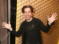 Максим Галкин смутил поклонников пикантным танцем на столе - «Я как Звезда»