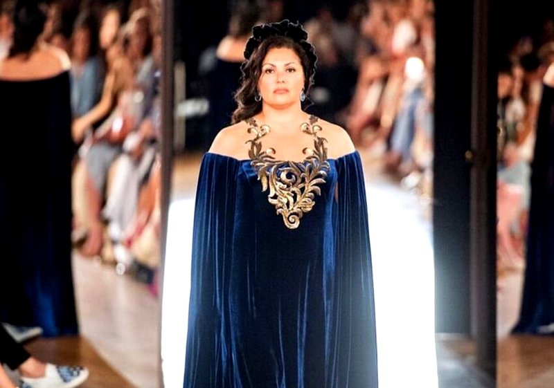 «Царица, королева!»: Анна Нетребко впервые вышла на подиум - «Красота»