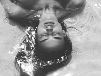 Русалка: Ирина Шейк снялась топлес на пляже - «Я как Звезда»