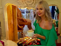 Золотые туфли Валерии поразили пользователей соцсетей - «Я как Звезда»