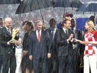 С дресс-кодом и без: в чем ходят на футбол Путин, Макрон и другие первые лица государств - «Я и Мода»